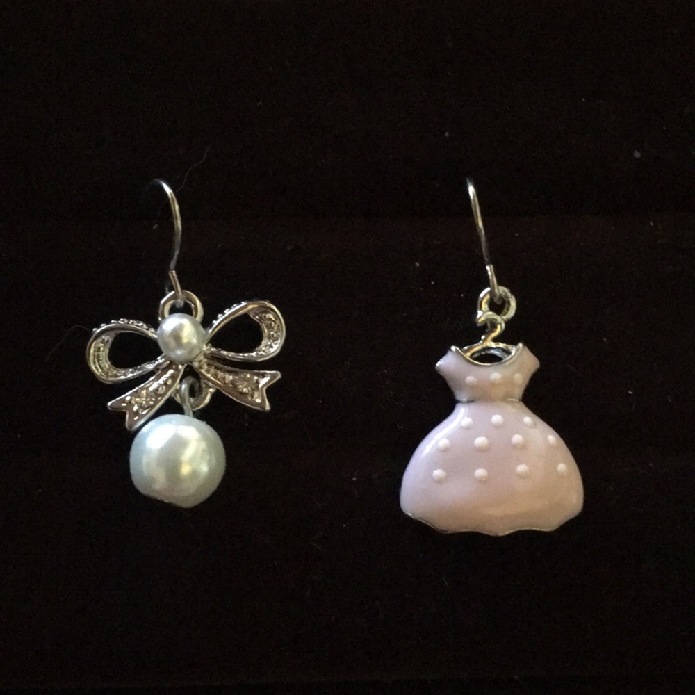 Bow with pearl insert & drop enamelled pink dress with polkadots mixed earrings
